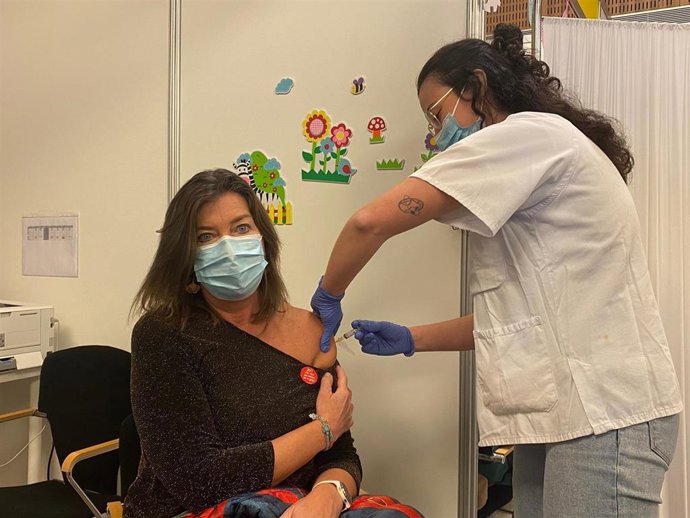 La consellera de Salud y Consumo, Patricia Gómez, mientras se inoculaba la vacuna doble para la covid y la gripe.