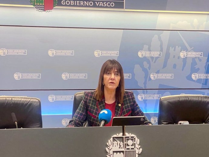 La vivelehendakari y consejera de Trabajjo y Empleo del Gobierno Vasco, Idoia Mendia, en una comparecencia pública en Vitoria-Gasteiz