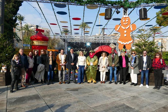 El alcalde de Murcia, José Antonio Serrano, acompañado del vicealcalde Mario Gómez y de la concejala de Mayores, Vivienda y Servicios, Paqui Pérez, en la entrega de juguetes