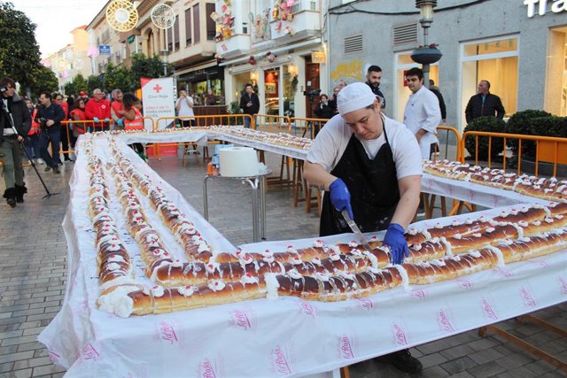 Pastelería La Rosa prepara el XV Roscón de Reyes solidario para 2.200 personas