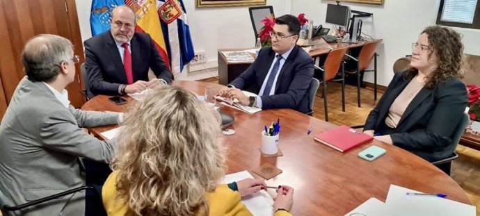 El Vicepresidente y Consejero de Obras Públicas, Infraestructuras, Transporte y Movilidad del Cabildo de Gran Canaria, Miguel Ángel Pérez del Pino, junto al Vicepresidente y Consejero de Obras Públicas y Movilidad del Cabildo de Tenerife, Enrique Arria