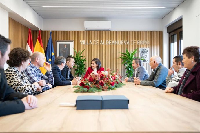 La presidenta de La Rioja, Concha Andreu, ha inaugurado, junto al consejero de Servicios Sociales y Gobernanza Pública, Pablo Rubio, el nuevo ayuntamiento de Aldeanueva de Ebro