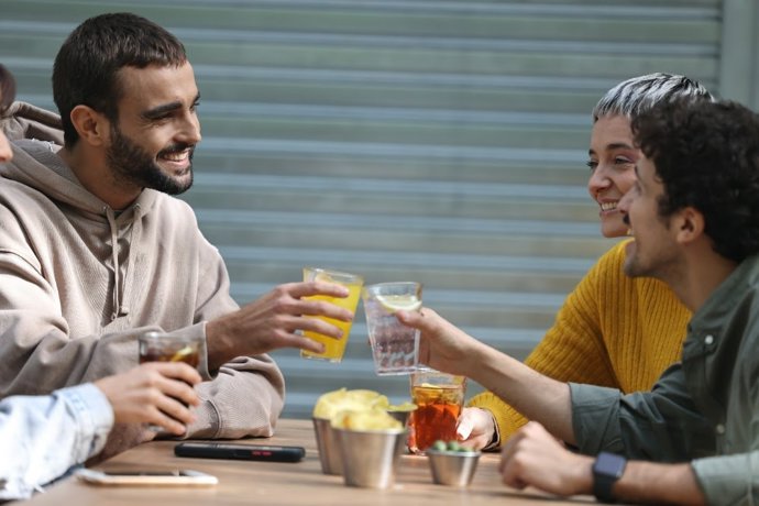Gente bebiendo bebidas refrescantes