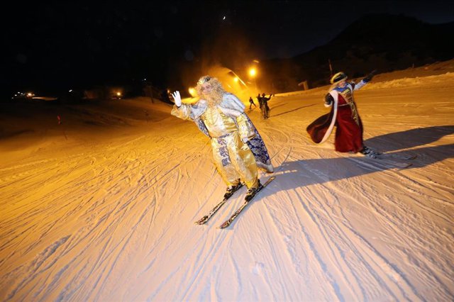 Archivo - Los Reyes Magos llegan a Sierra Nevada esquiando (archivo).