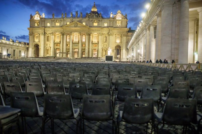 03 January 2023, Vatican, Vatican City: Chairs are lined up in St. Peter's Square for the Requiem Mass for the late Pope Benedict XVI, for which several tens of thousands of visitors are expected. Pope Emeritus died on Saturday at the age of 95. Photo: 