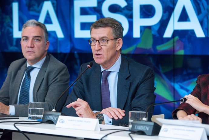 El coordinador general del PP, Elías Bendodo (i) y el presidente del Partido Popular, Alberto Núñez Feijóo (d), durante una reunión de la Junta Directiva Nacional de los 'populares'.