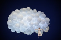 Un ángel blanco anuncia la llegada de los Reyes Magos a Madrid en una Cabalgata protagonizada por la paz