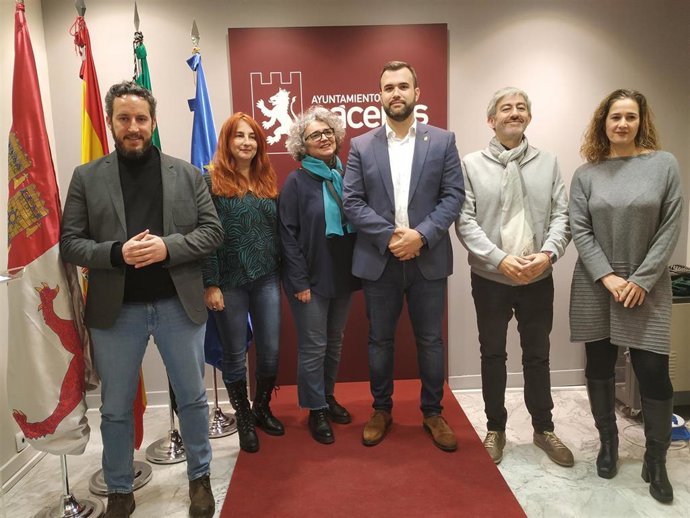 El alcalde de Cáceres, Luis Salaya, con parte de su equipo de Gobierno tras la rueda de prensa de balance de gestión