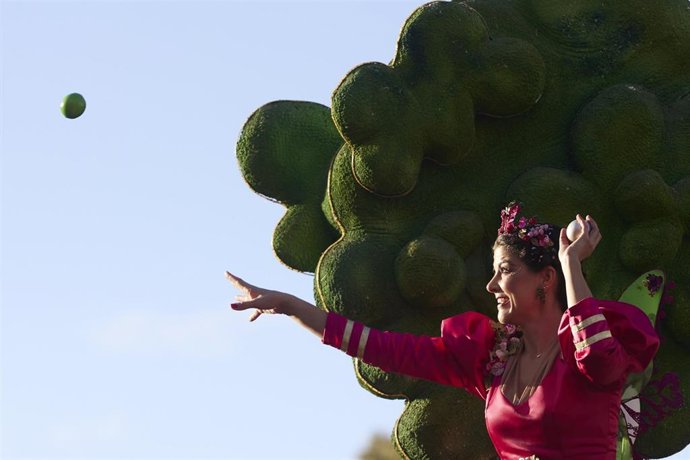 Archivo - Detalle de una mujer lanzando una pelota durante la Cabalgata de Reyes de 2022.