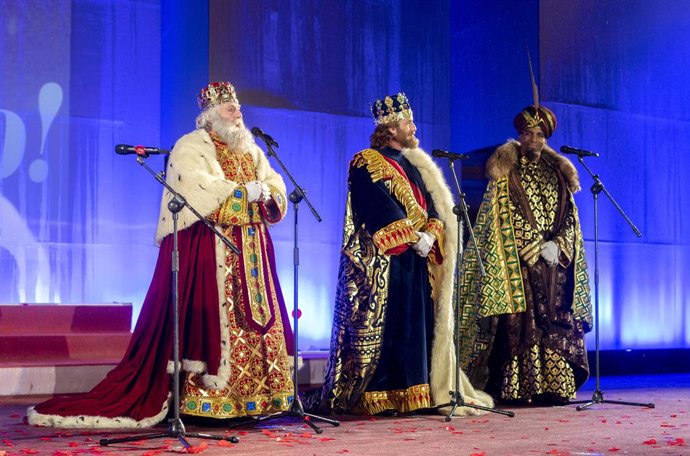 Archivo - Los tres Reyes Magos cen la cabalgata de Madrid de 2022.