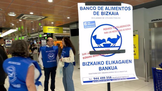 Archivo - Jornada de recogida del Banco de Alimentos de Bizkaia en un supermercado bilbaíno