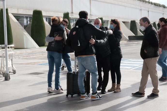 Archivo - Varias personas en el aeropuerto de Palma, a 20 de diciembre de 2020. 