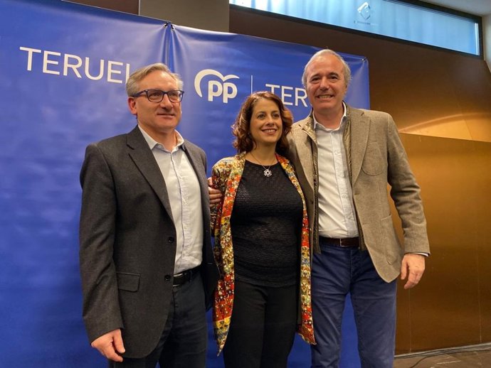 El presidente del PP Teruel, Joaquín Juste, la candidata del PP a la Alcaldía de Teruel, Emma Buj, y el presidente del PP de Aragón, Jorge Azcón.