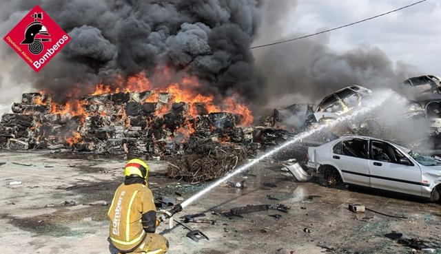 Un incendio en un desguace calcina varios vehículos en Crevillent