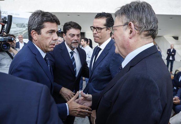 Archivo - El 'president' de la Generalitat, Ximo Puig (1d), saluda al presidente del PPCV y de la Diputación de Alicante, Carlos Mazón (1i), en una imagen de archivo
