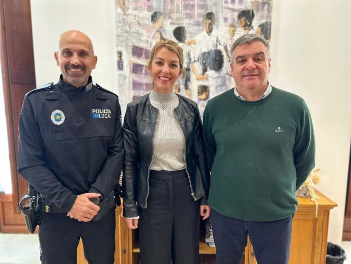 El nuevo jefe de Policía Local de Andratx, Daniel Cánovas, junto con la alcaldesa Estefanía Gonzalvo y el regidor Jaume Porsell.