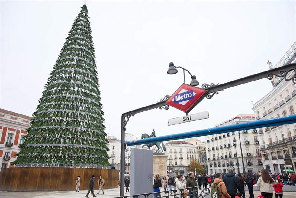 Archivo - Árbol de Navidad instalado en la remodelada y peatonalizada Puerta del Sol. Archivo.
