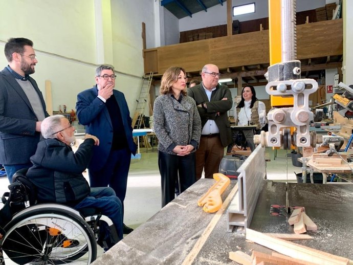 La delegada del Gobierno andaluz en Málaga, Patricia Navarro, visita la asociación Amivel en la localidad malagueña de Vélez-Málaga.