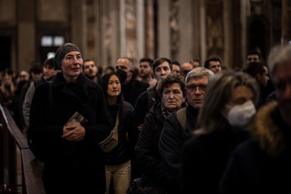 Fieles acuden a despedirse de Benedicto XVI