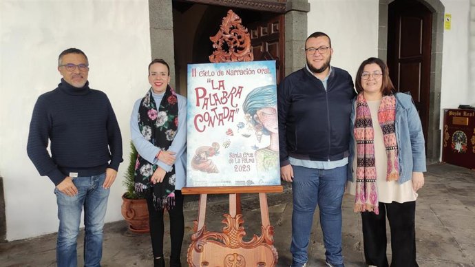 Presentación de la segunda edición del ciclo de narración oral 'La Palabra Contada' en el atrio del Ayuntamiento de Santa Cruz de La Palma