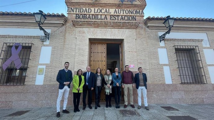 El viceconsejera de Justicia, Administración Local y Función Pública, Ana Corredera, visita la ELA Bobadilla-Estación, en Antequera (Málaga), junto al alcalde de Antequera, Manuel Barón; la presidenta de la ELA, Diana Ramos.