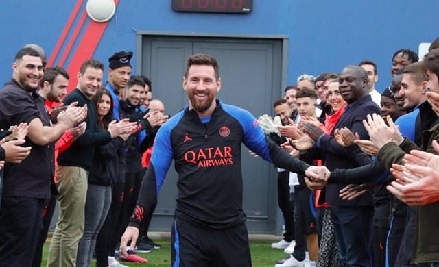 El jugador del PSG Leo Messi es recibido con pasillo y aplausos a su llegada a las instalaciones del club tras ganar el Mundial de Qatar 2022