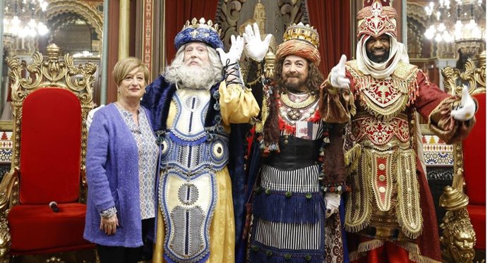 Imagen de los Reyes Magos con la concejal de de Fiesta del Ayntamiento de Bilbao, Itziar Urtasun.