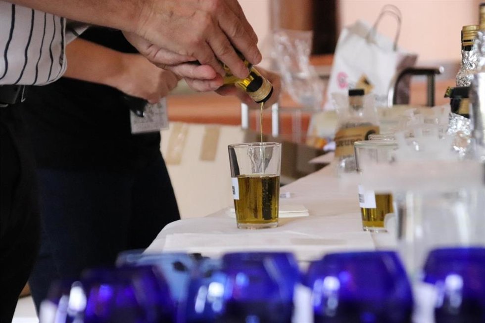 Archivo - Cata de aceite en la sexta edición del Concurso de Aceite de Oliva Virgen Extra Agrocanarias
