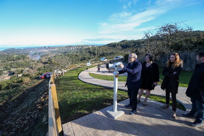 El consejero de Turismo, Javier López Marcano, inaugura el área recreativa del mirador astronómico de Ruiloba