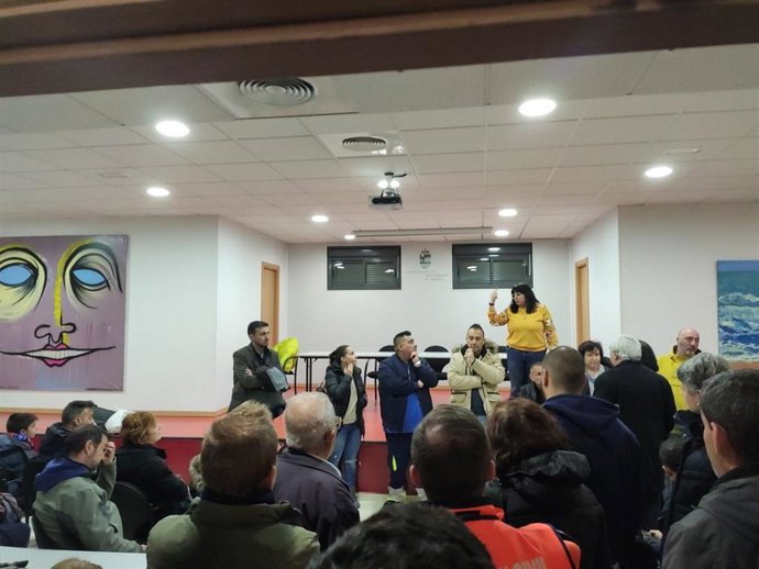 Vecinos de la plaza Fuente del Trébol de San Fernando de Henares desalojados por la L7B esperan en un centro cultural a que les informen de cómo proceder.