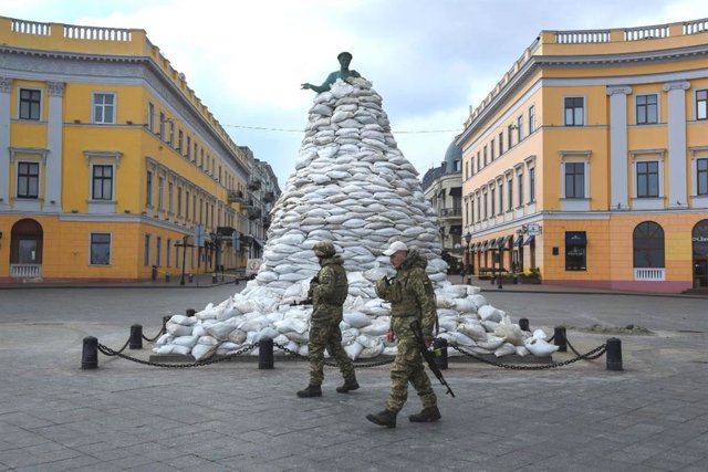 Archivo - Soldados ucranianos pasan junto al monumento del duque de Richelieu, fundador de la ciudad, protegido con sacos de arena, durante la invasión rusa de Ucrania