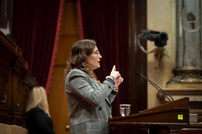 La consellera de la Presidencia, Laura Vilagra, interviene durante una sesión plenaria en el Parlament, a 21 de diciembre de 2022, en Barcelona, Catalunya (España). El Parlament vota una proposición de ley de barrios impulsada por los comuns en el últim