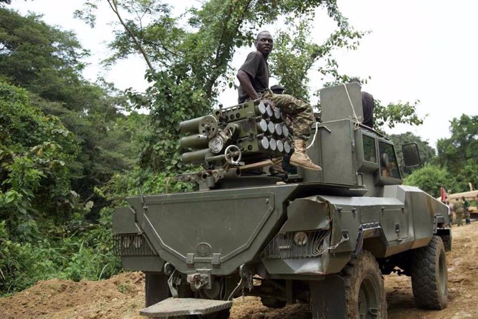 Archivo - Soldados en un vehículo militar durante una operación conjunta de los ejércitos de República Democrática del Congo (RDC) y Uganda en Beni, en el este de RDC