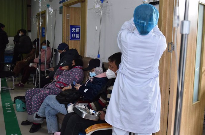 Una enfermera trata a pacientes infectados con COVID-19 en el Hospital Popular n 2 de la ciudad de Fuyang (China), a 4 de enero de 2023.