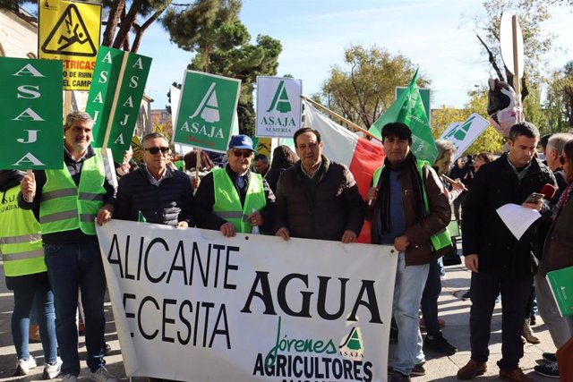 Archivo - Imagen de archivo de una protesta de Asaja Alicante por el agua del trasvase.