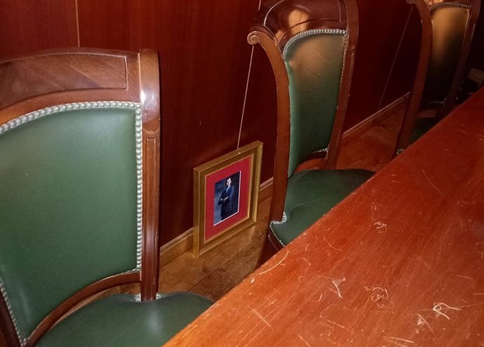 El retrato de Felipe VI en el salón de plenos de Bollullos