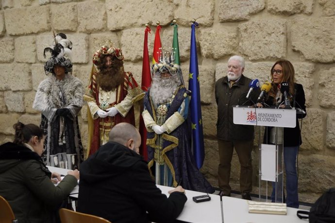 La teniente de alcalde de Promoción en el Ayuntamiento de Córdoba, Marián Aguilar, en rueda de prensa junto a los Reyes Magos.