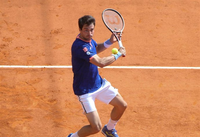 Archivo - El tenista español Pedro Martínez en un partido en tierra batida