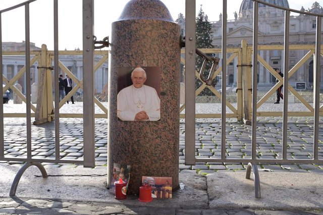 Una foto de Benedicto XVI en la Plaza de San Pedro del Vaticano