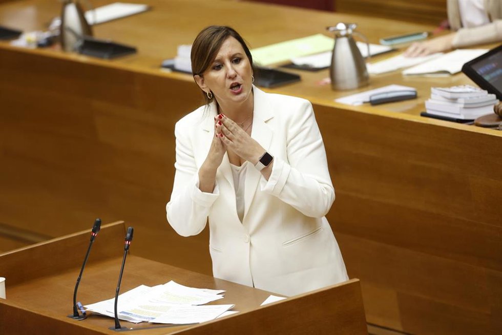 Archivo - La síndica del PP en Les Corts, María José Catalá, interviene durante un debate