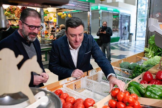 El secretario xeral del PSdeG, Valentín González Formoso, visita Ferrol con el alcalde de la ciudad, Ángel Mato.
