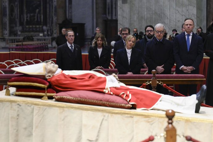 La primera ministra de Italia, Giorgia Meloni (3d), en la capilla ardiente del Papa Emérito Benedicto XVI, en la basílica de San Pedro del Vaticano, a 2 de enero de 2023, en la ciudad del Vaticano, Roma (Italia). La capilla ardiente con los restos morta