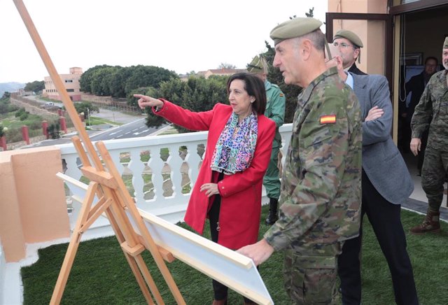 La ministra de Defensa viaja a Melilla para felicitar el nuevo año a los más de 3.000 militares que prestan servicio en la ciudad autónoma.