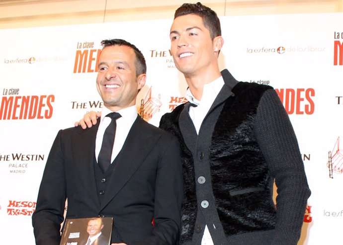 Archivo - El agente de futbolistas Jorge Mendes con el futbolista Cristiano Ronaldo