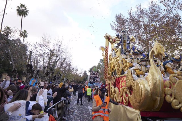 Archivo - El Rey Melchor encarnado por, Salvador Morales, durante la Cabalgata de Reyes Magos de 2022.