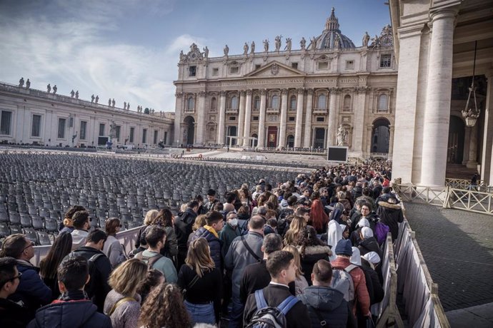 04 January 2023, Vatican, Vatican City: Faithful stand in St. Peter's Square to bid farewell to the body of the late Pope Emeritus Benedict XVI, who is laid out in public in St. Peter's Basilica. Photo: Michael Kappeler/dpa