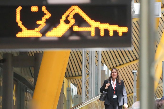 Archivo - Una azafata de vuelo, pasea por una terminal del Aeropuerto Adolfo Suárez Madrid- Barajas.       
