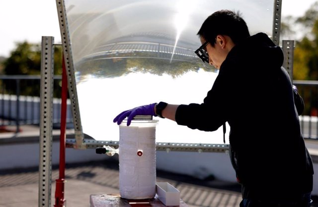 Peng Zhou utiliza una gran lente para concentrar la luz solar en el catalizador que divide el agua. Al aire libre, el dispositivo es diez veces más eficaz que los anteriores.