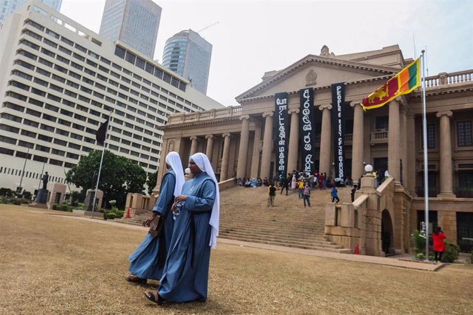 Archivo - Dos monjas en Colombo, Sri Lanka