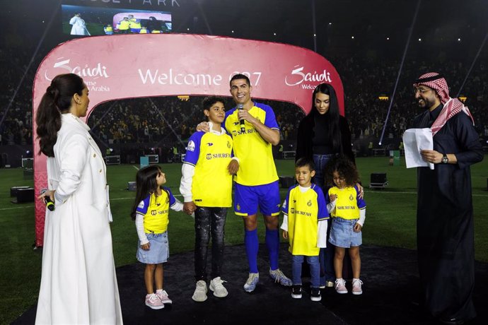 Cristiano Ronaldo junto a su familia en la presentación como nuevo jugador del Al Nassr de Arabia Saudí.